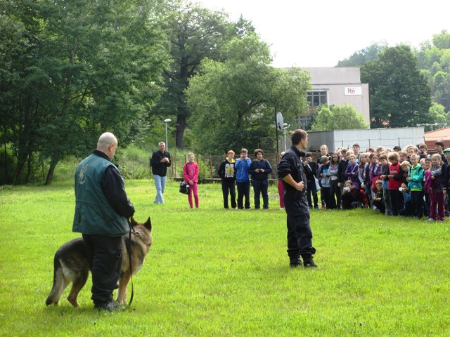 Policejní psovodi dětem