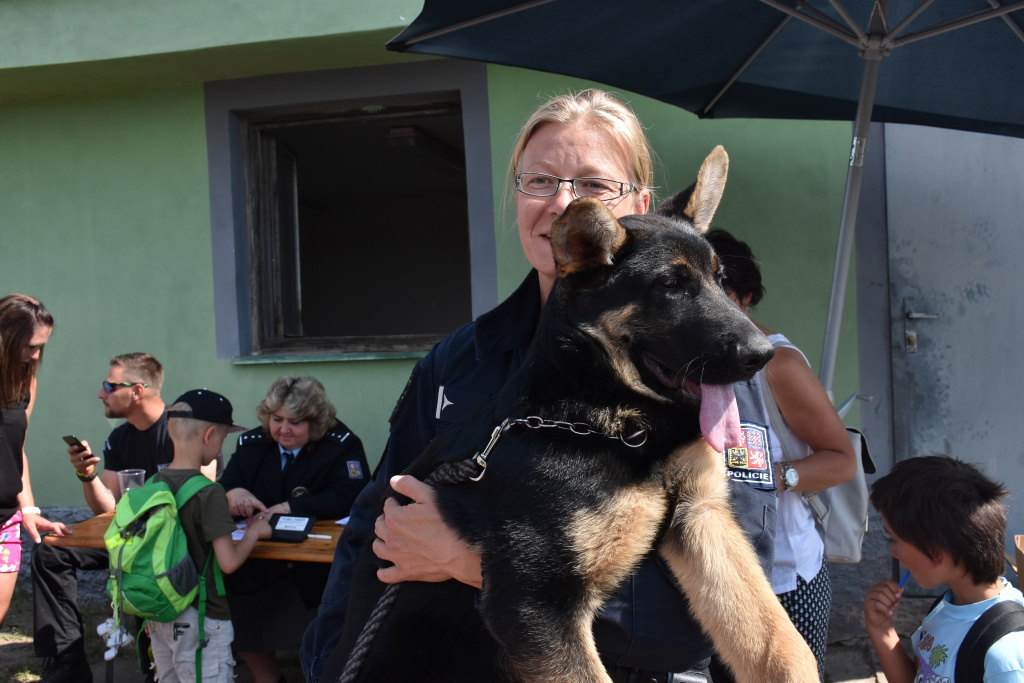 Policejní ukázky na farmě v Ledcích