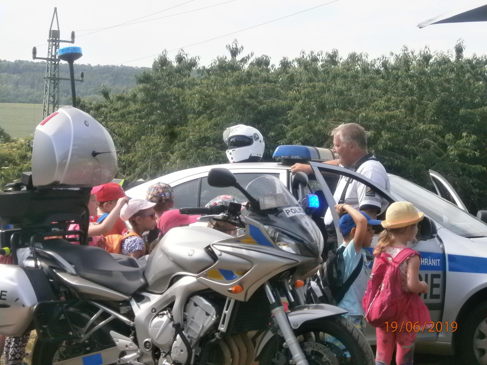 Policejní ukázky na farmě v Ledcích
