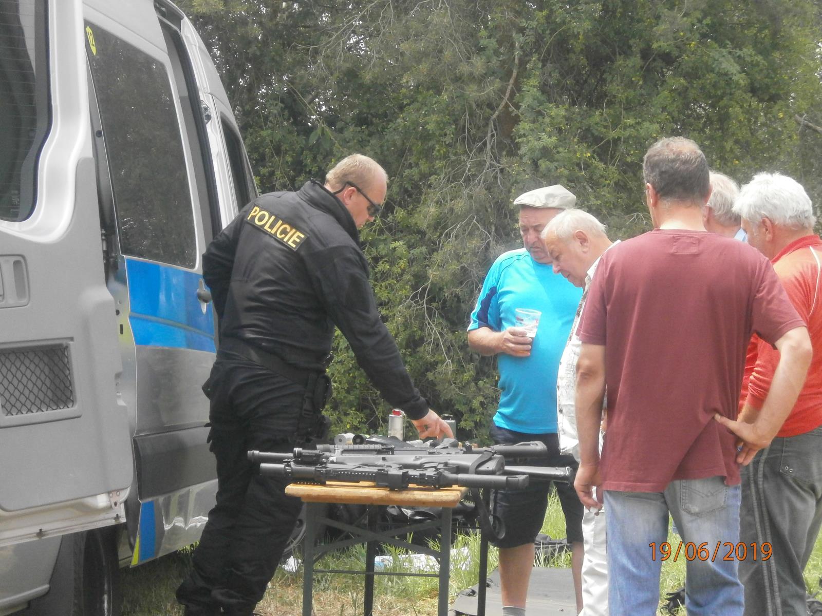 Policejní ukázky na farmě v Ledcích