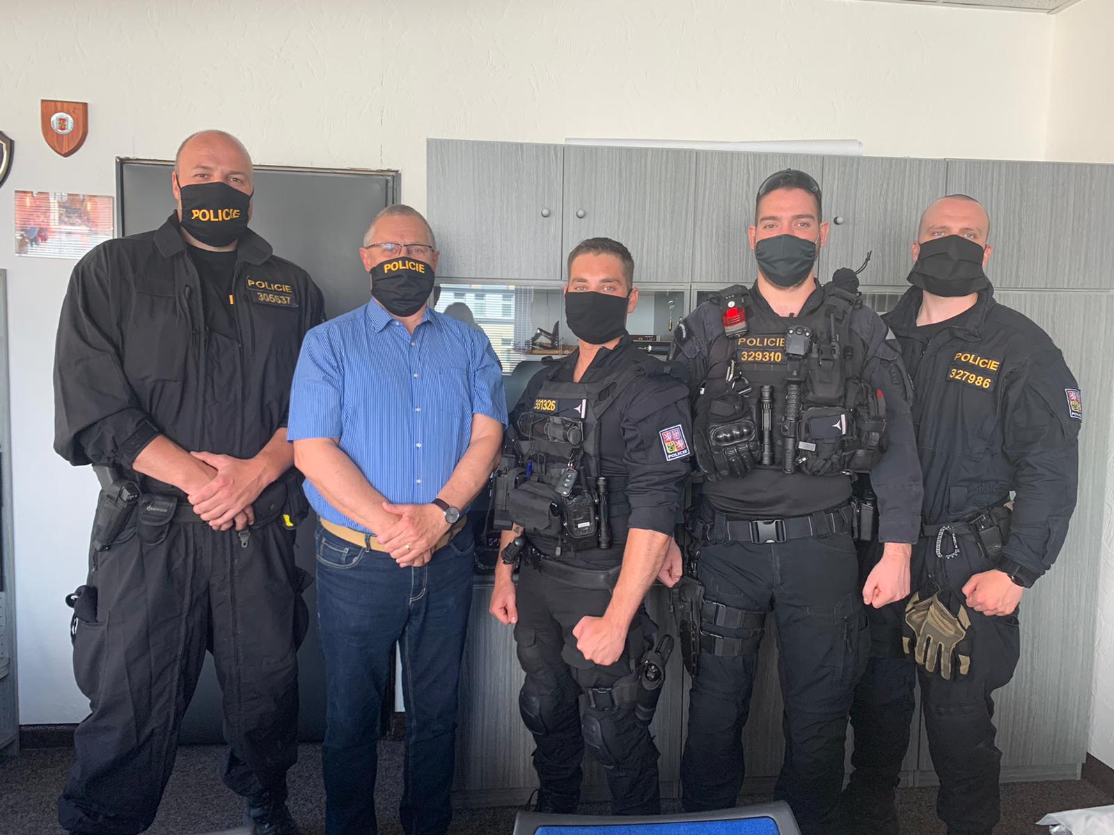 Policisté ženě zachránili život