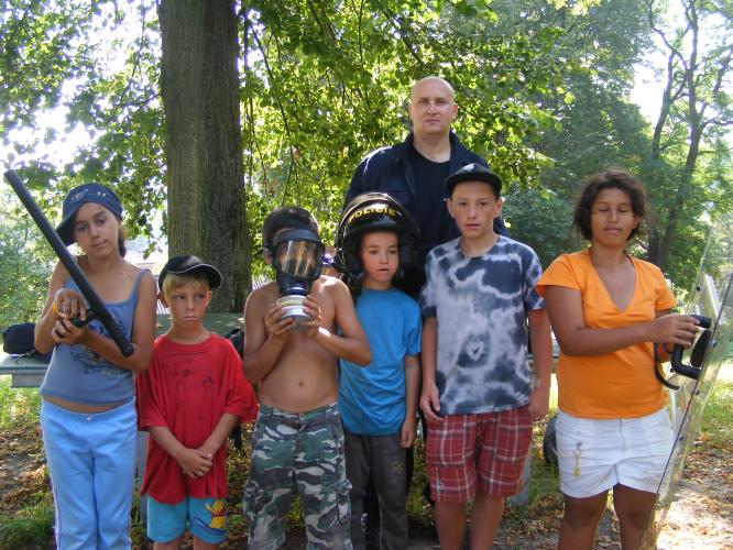 Policisté na dětském táboře.jpg