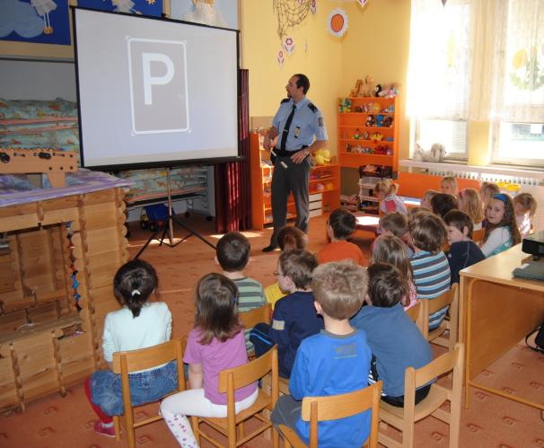Policista Ondra ukazuje dětem značky