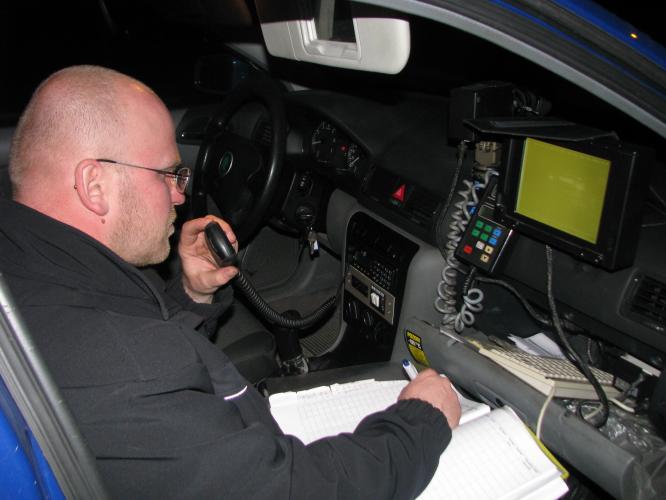Policista měří rychlost