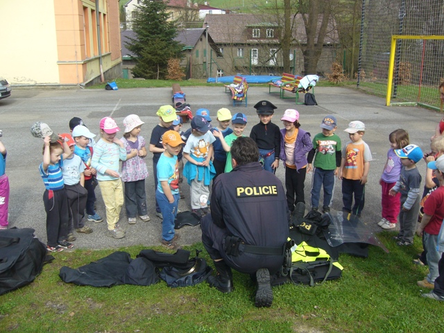 Policista se svou výstrojí