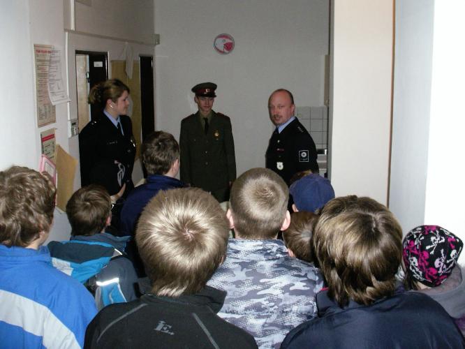 Policista veterán a dřívější uniforma