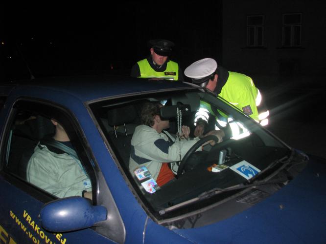 Policista vysvětluje řidiči, co porušil