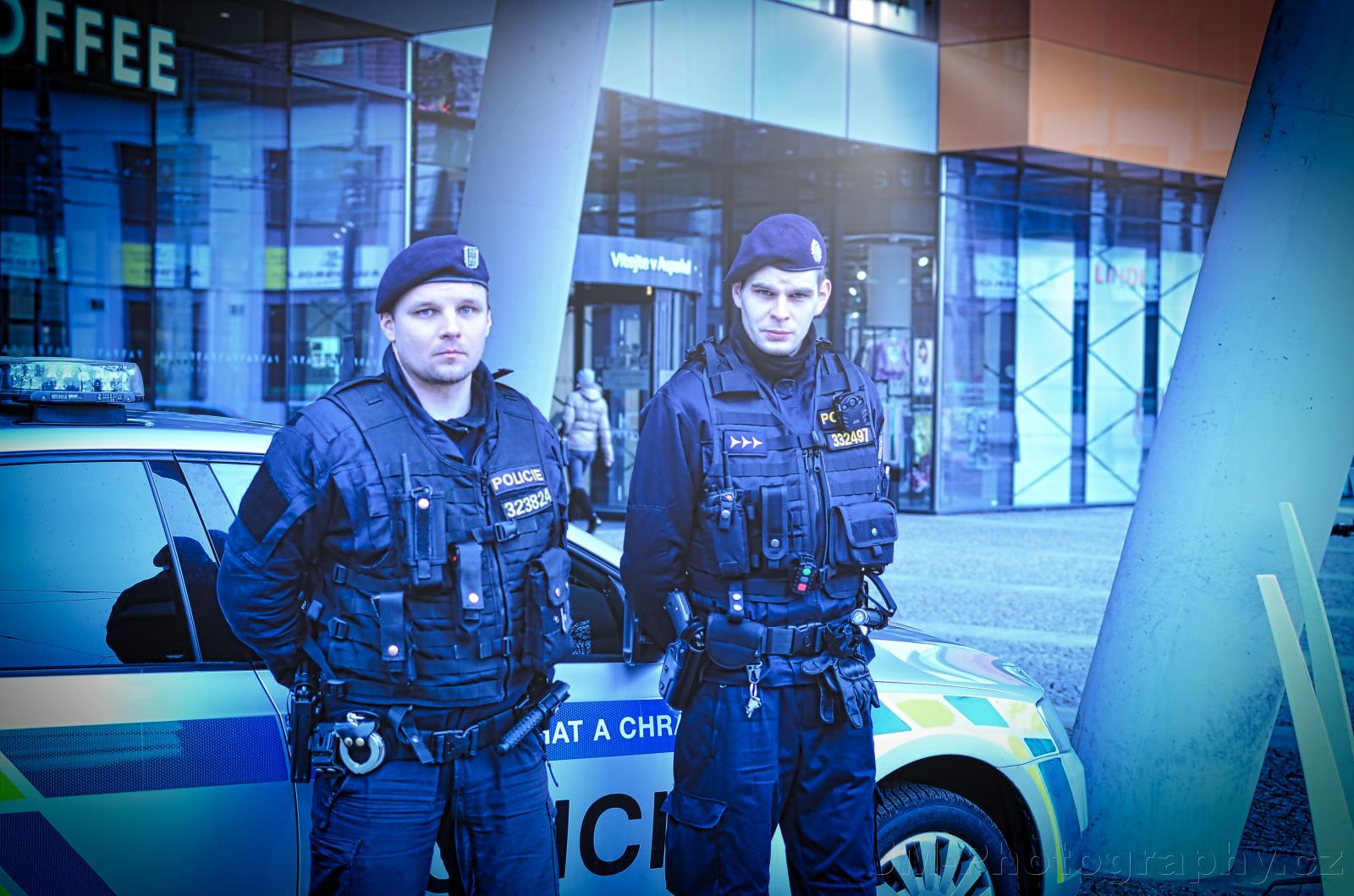 Policiste pred obchodnim centrem
