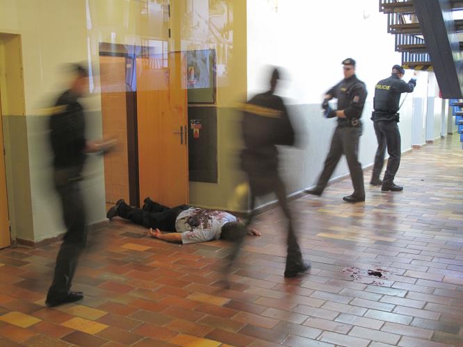 Policisté "čistí" prostor