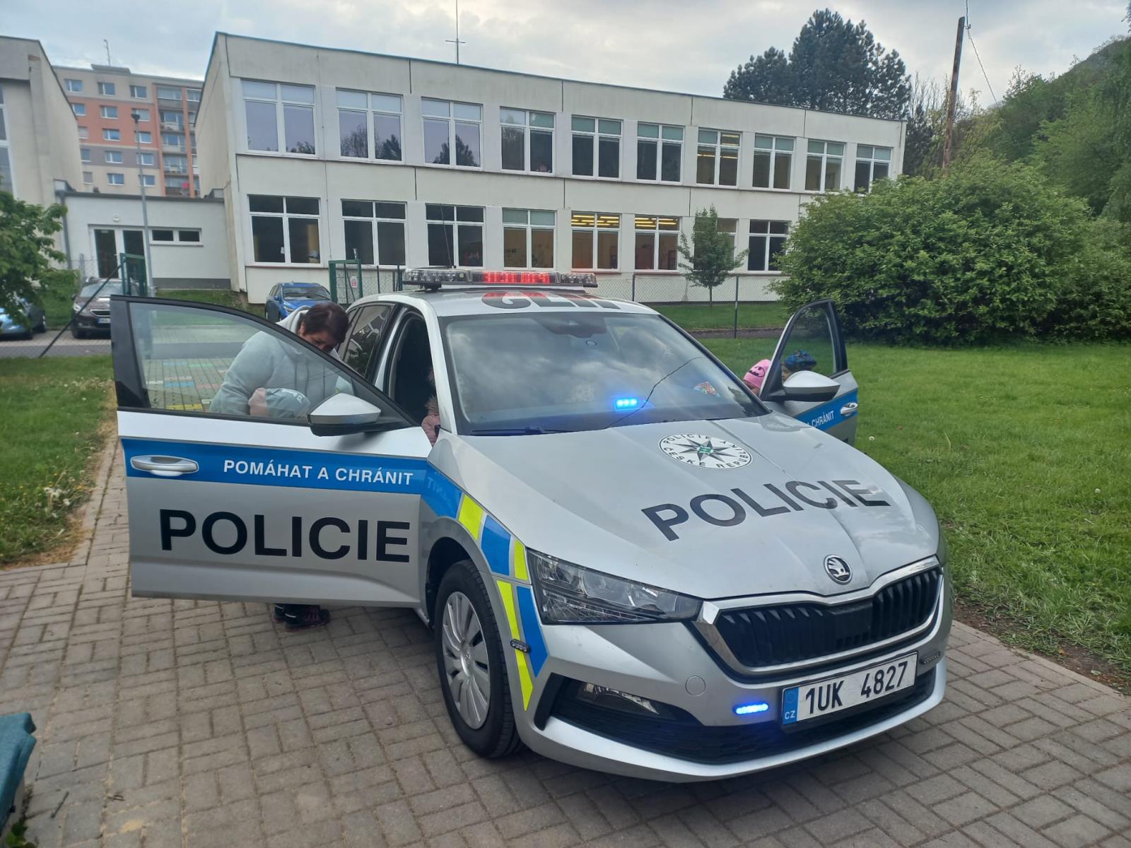 Policisté a strážníci navštívili MŠ 3