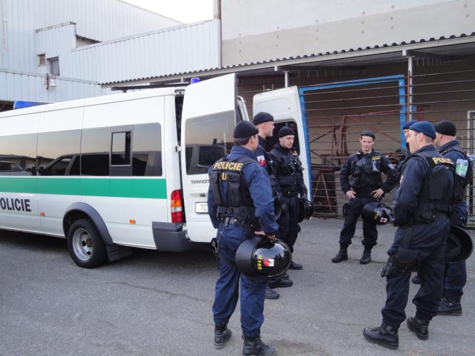 Policisté byli připraveni čelit eskalaci diváckého násilí.JPG