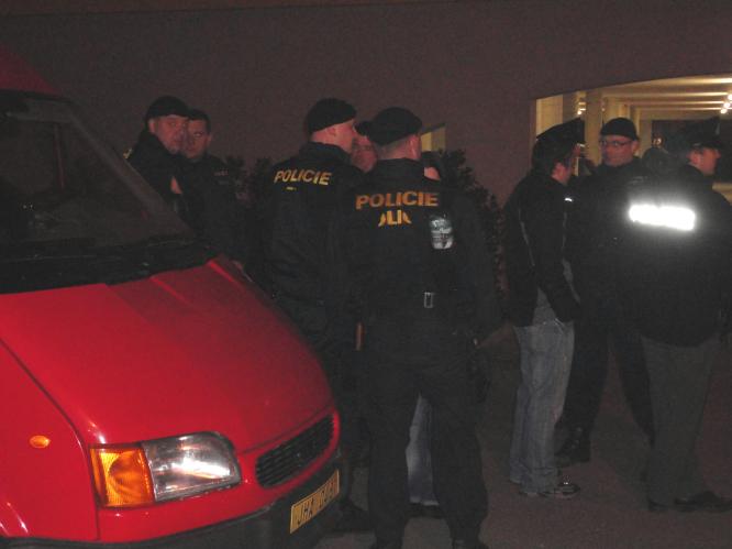 Policisté byli připraveni čelit eskalaci diváckého násilí.JPG