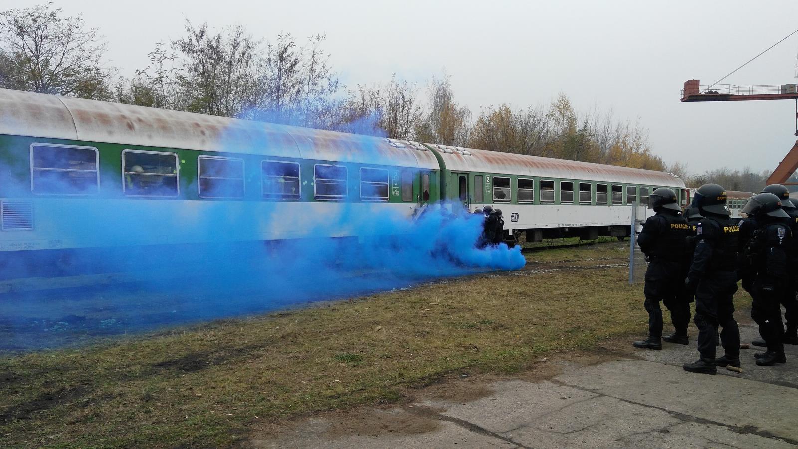 Policisté cvičili zákroky ve vlacích