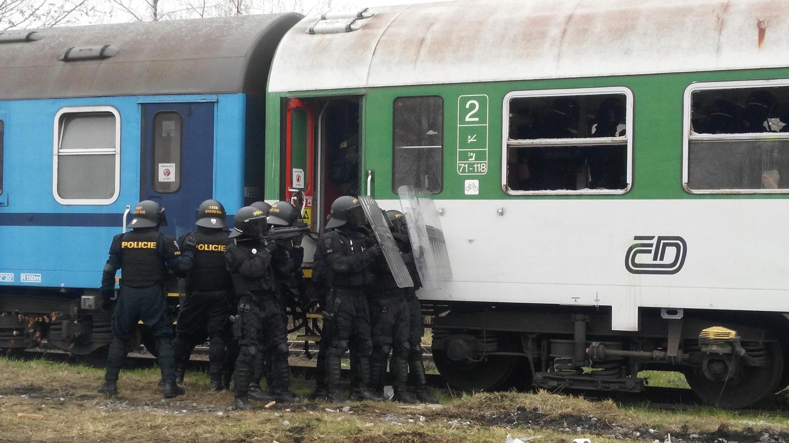 Policisté cvičili zákroky ve vlacích