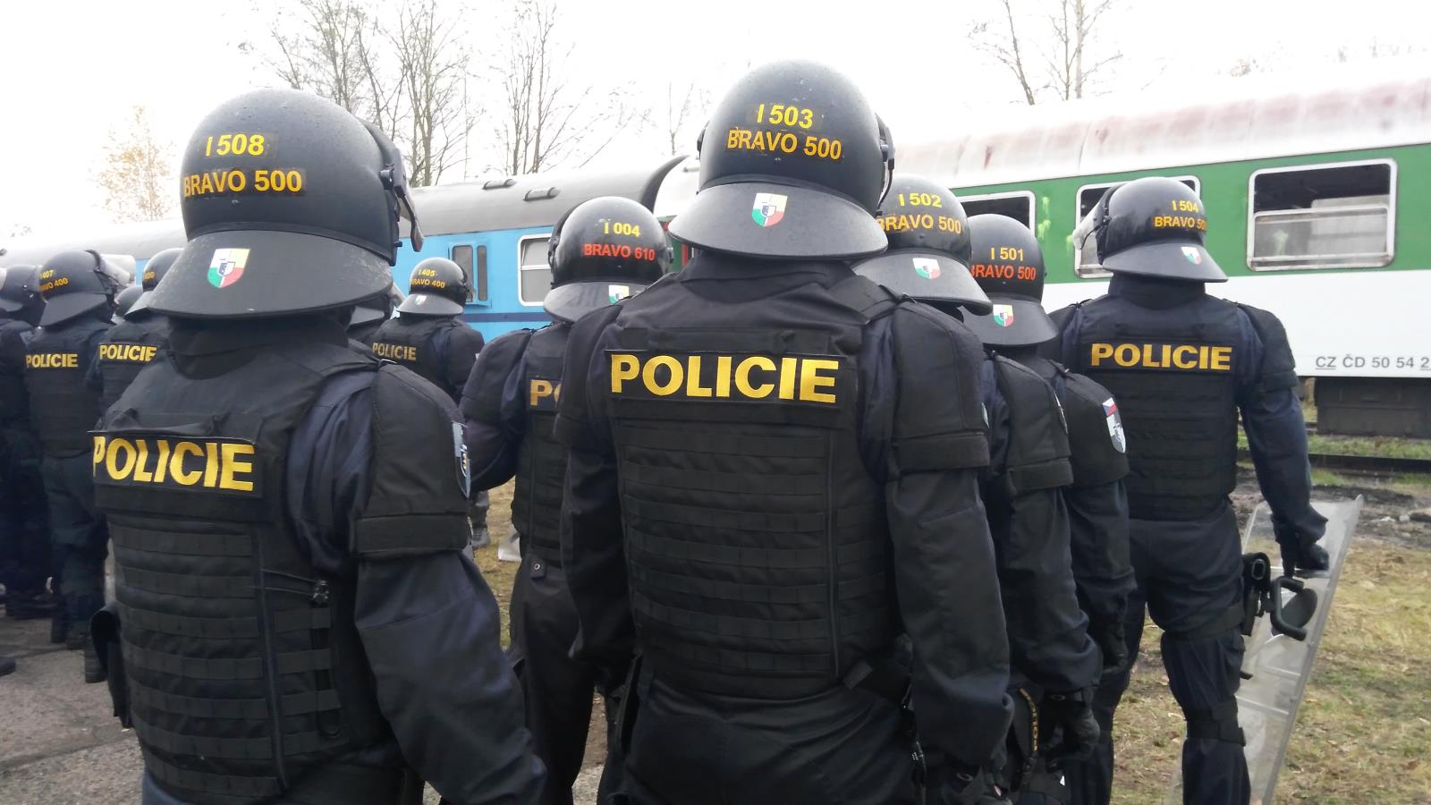 Policisté cvičili zákroky ve vlacích