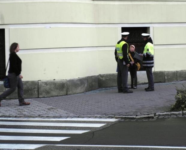 Policisté dohlíželi na chodce