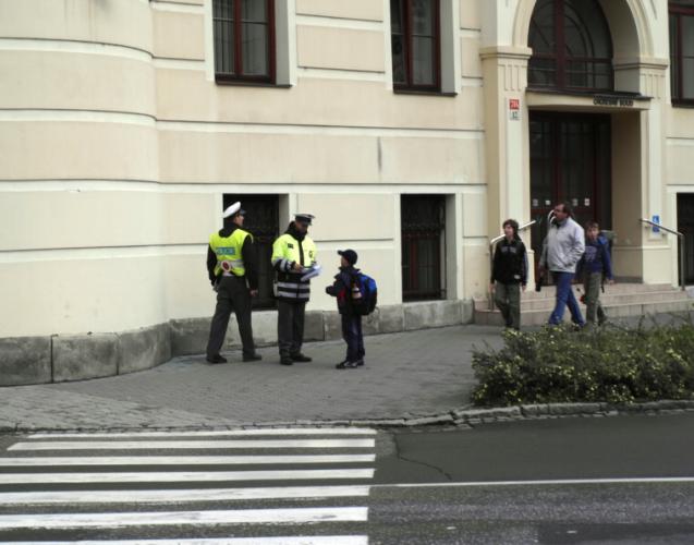 Policisté dohlíželi na chodce
