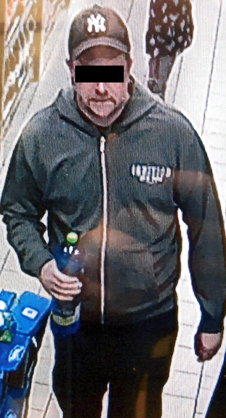 Policisté již znají totožnost muže na snímku.