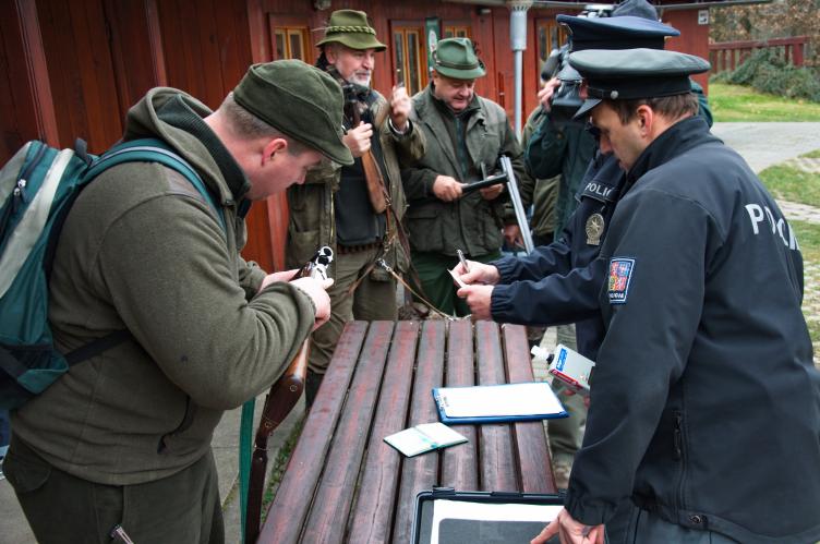 Policisté kontrolují myslivce před započetím honu.jpg