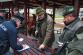 Policisté kontrolují myslivce před započetím honu