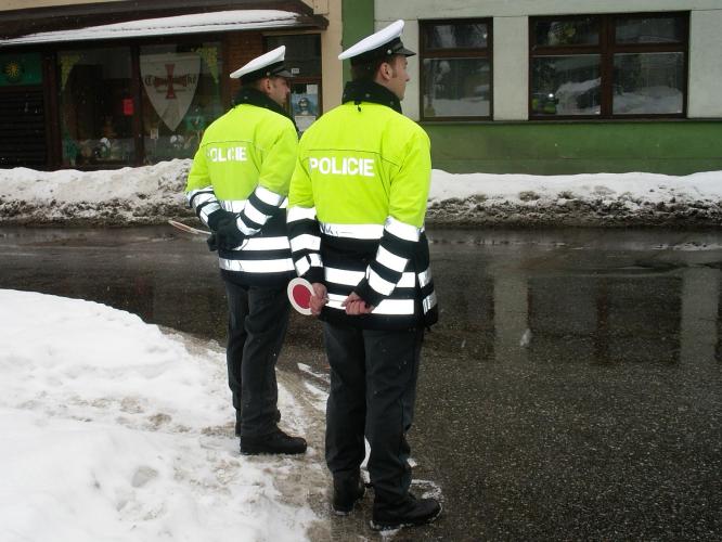 Policisté kontrolují řidiče