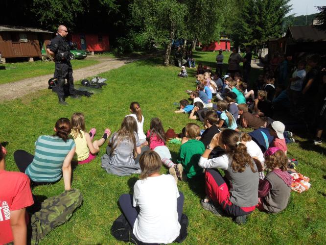 Policisté mezi táborníky