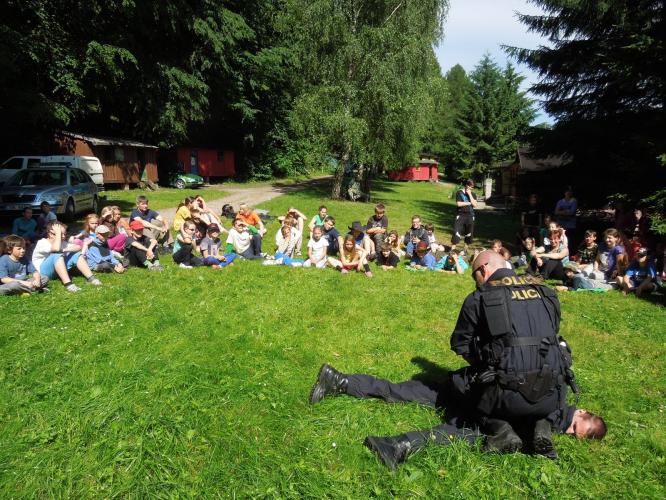 Policisté mezi táborníky