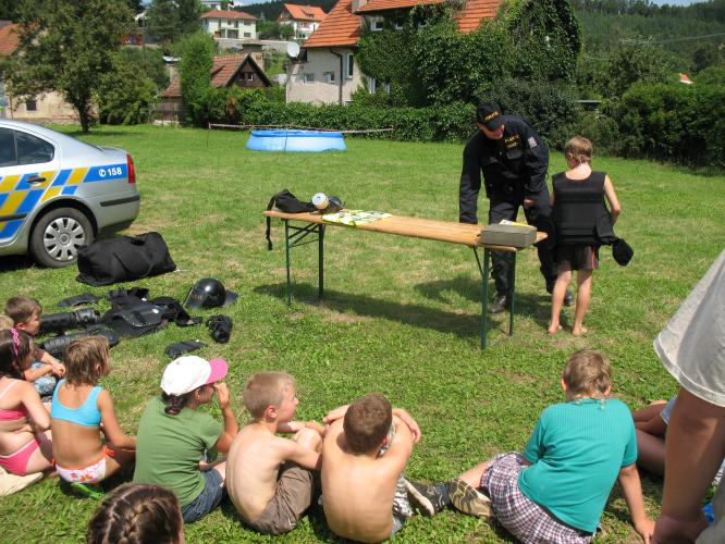 Policisté na dětském táboře ve Stříbrné Skalici