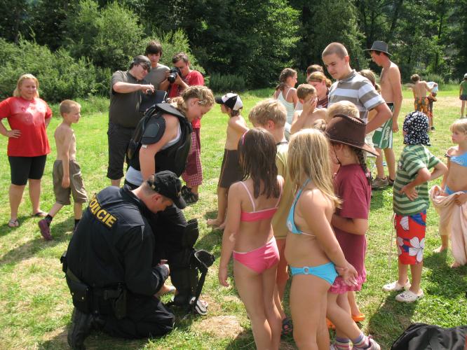 Policisté na dětském táboře ve Stříbrné Skalici