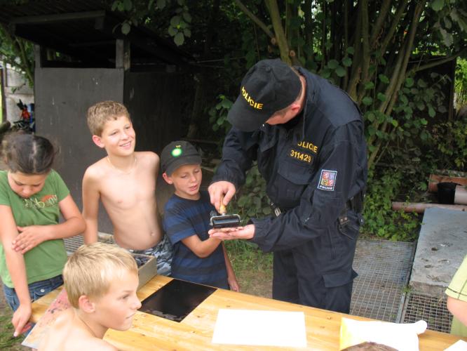 Policisté na dětském táboře ve Stříbrné Skalici