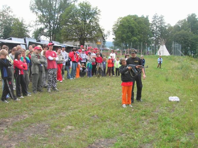 Policisté na dětském táboře.JPG