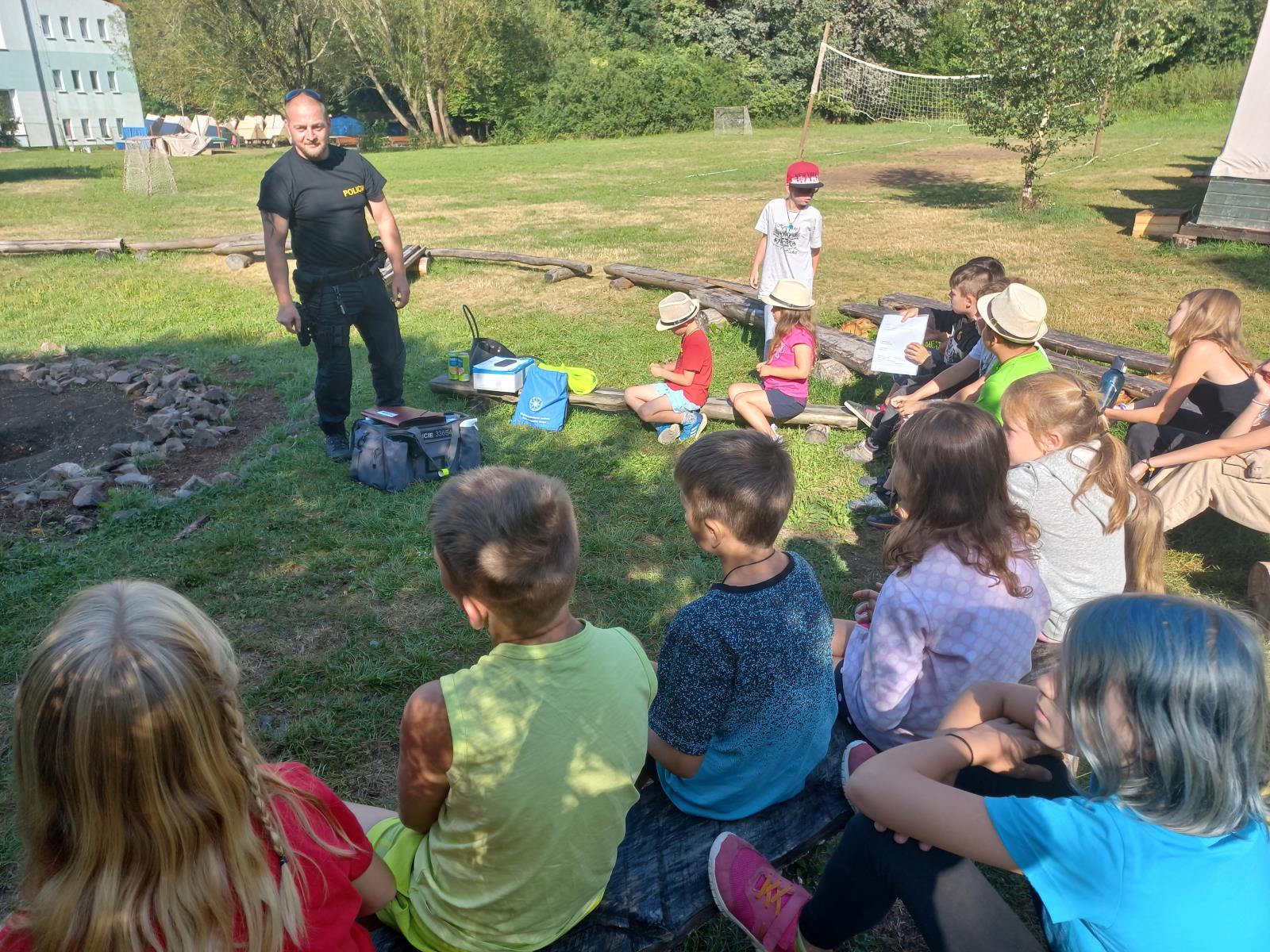 Policisté na letním dětském táboře