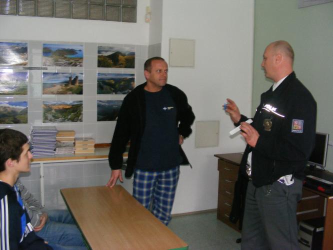 Policisté na přednášce v devátých třídách 6.ZŠ v J.Hradci .jpg
