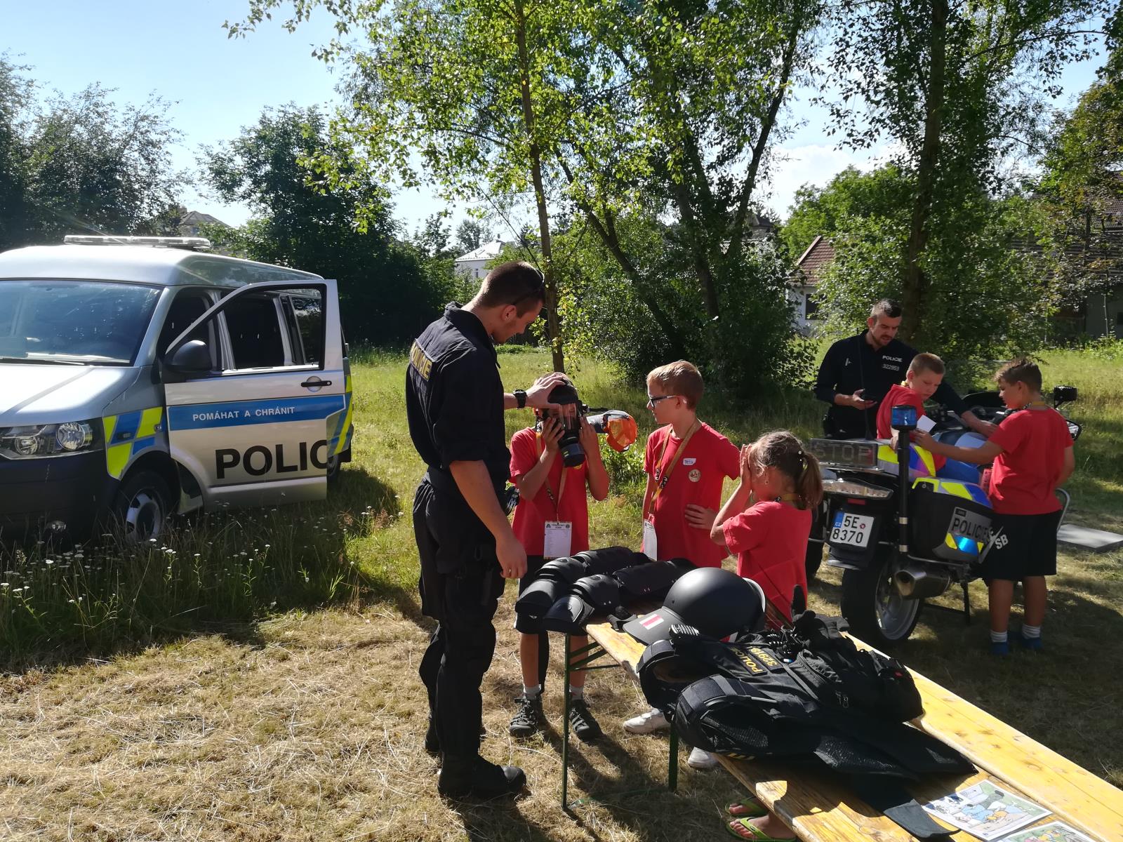 Policisté na táboře