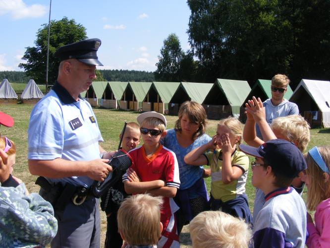 Policisté navštívili táborníky v Dolním Radíkově.JPG