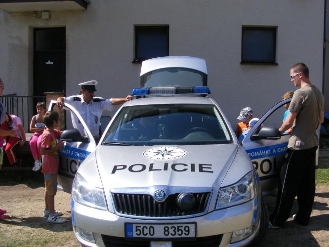 Policisté navštívili táborníky v Dolním Radíkově.JPG