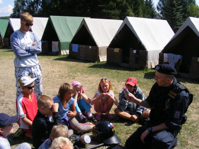 Policisté navštívili táborníky v Dolním Radíkově.JPG