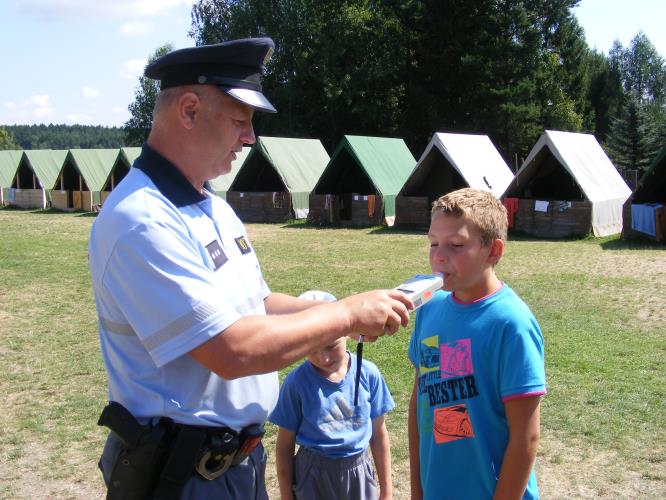 Policisté navštívili táborníky v Dolním Radíkově.JPG