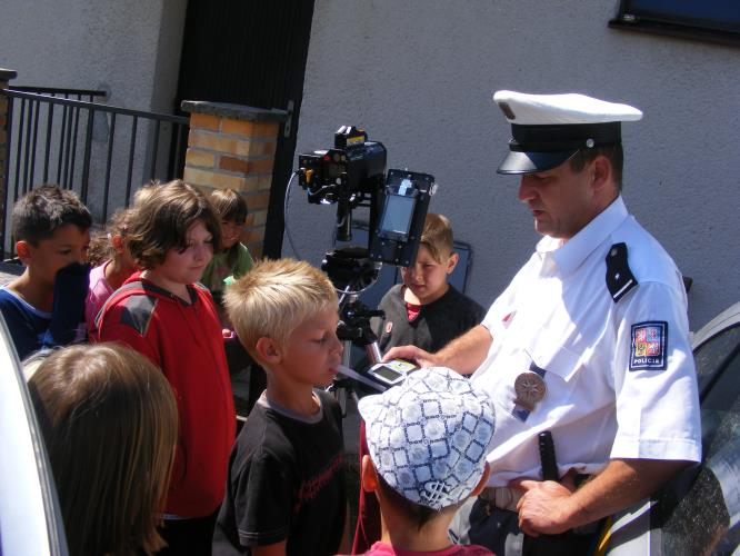 Policisté navštívili táborníky v Dolním Radíkově.JPG