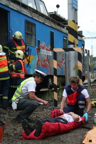 Policisté ověřují totožnost zraněných.jpg