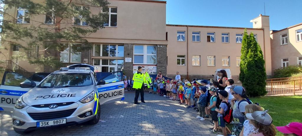 Policisté pobesedovali s žáky mateřských škol