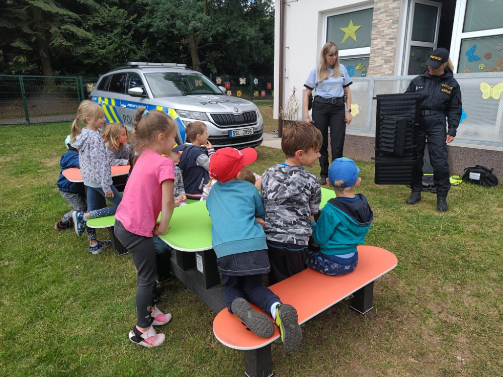 Policisté pobesedovali s žáky mateřských škol