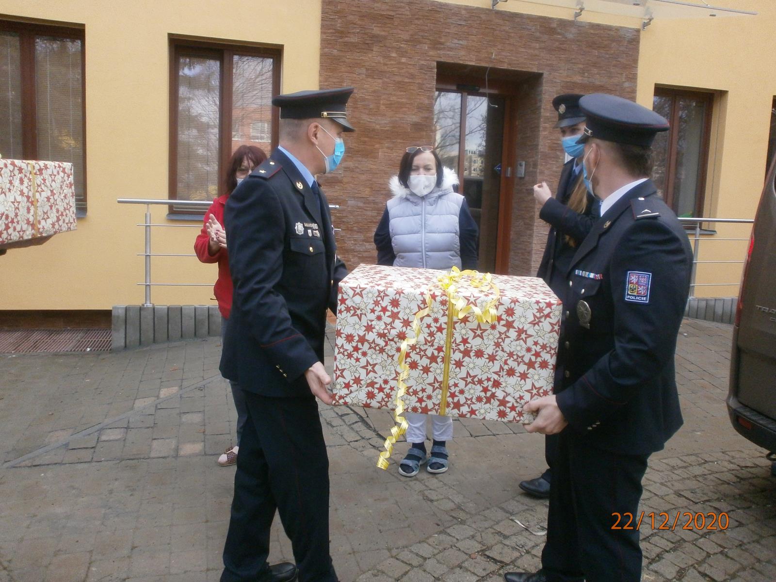 Policisté předali dětem vánoční dárky