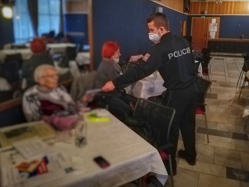 Policisté přednášeli o podvodech páchaných na seniorech - Červený Kostelec 18.11.2021