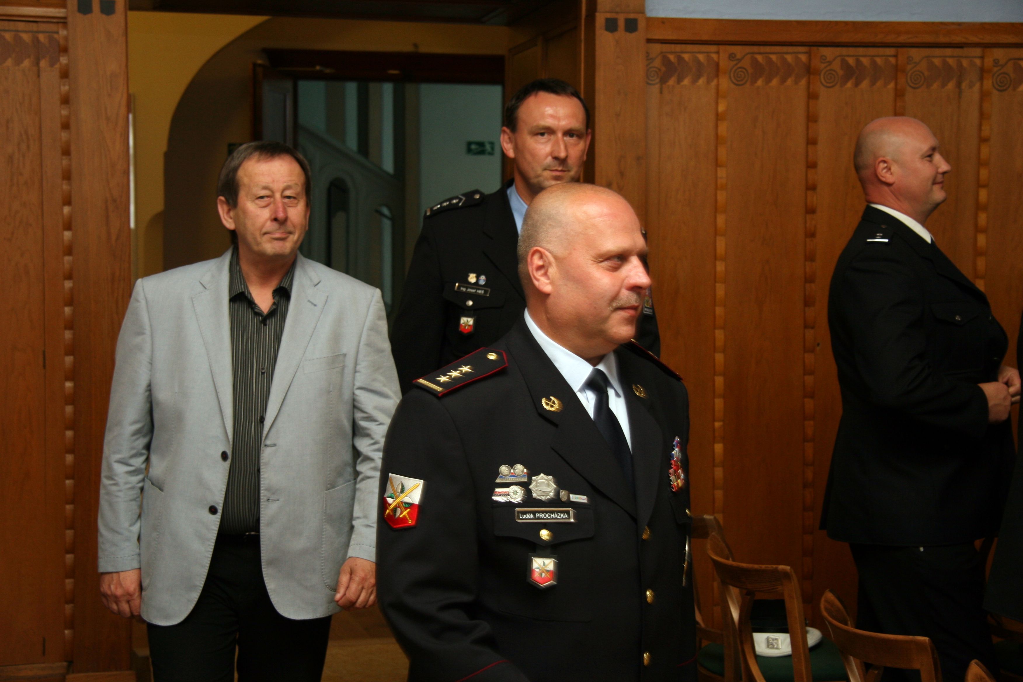 Policisté převzali medaile na Staré radnici v J.Hradci.JPG