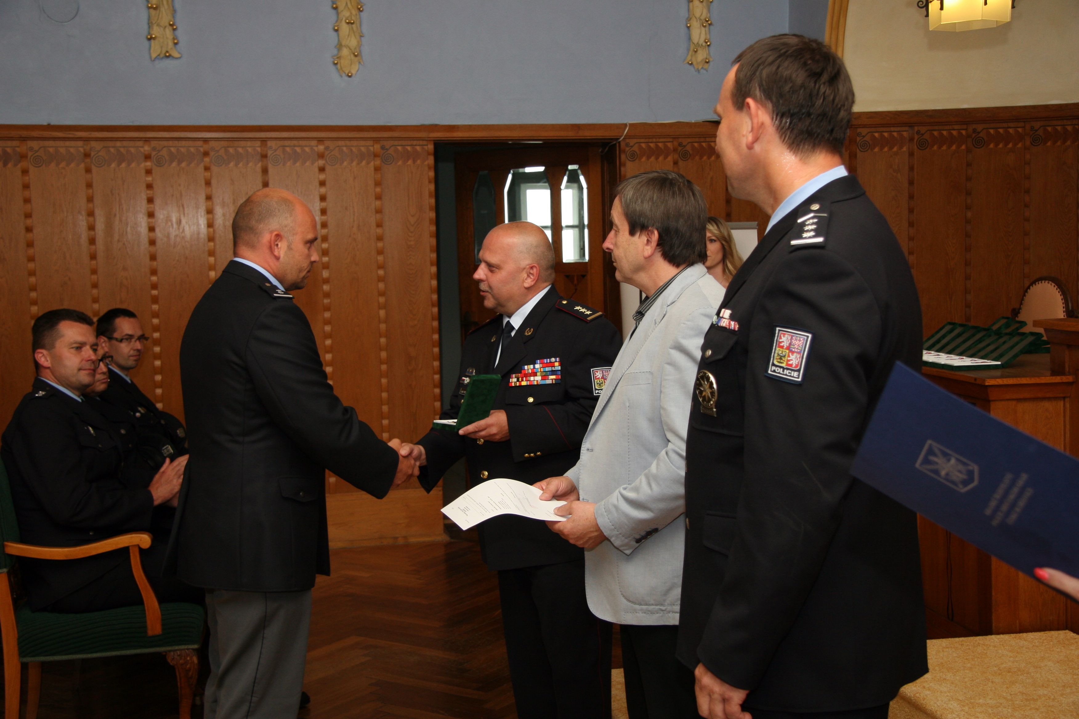 Policisté převzali medaile na Staré radnici v J.Hradci.JPG