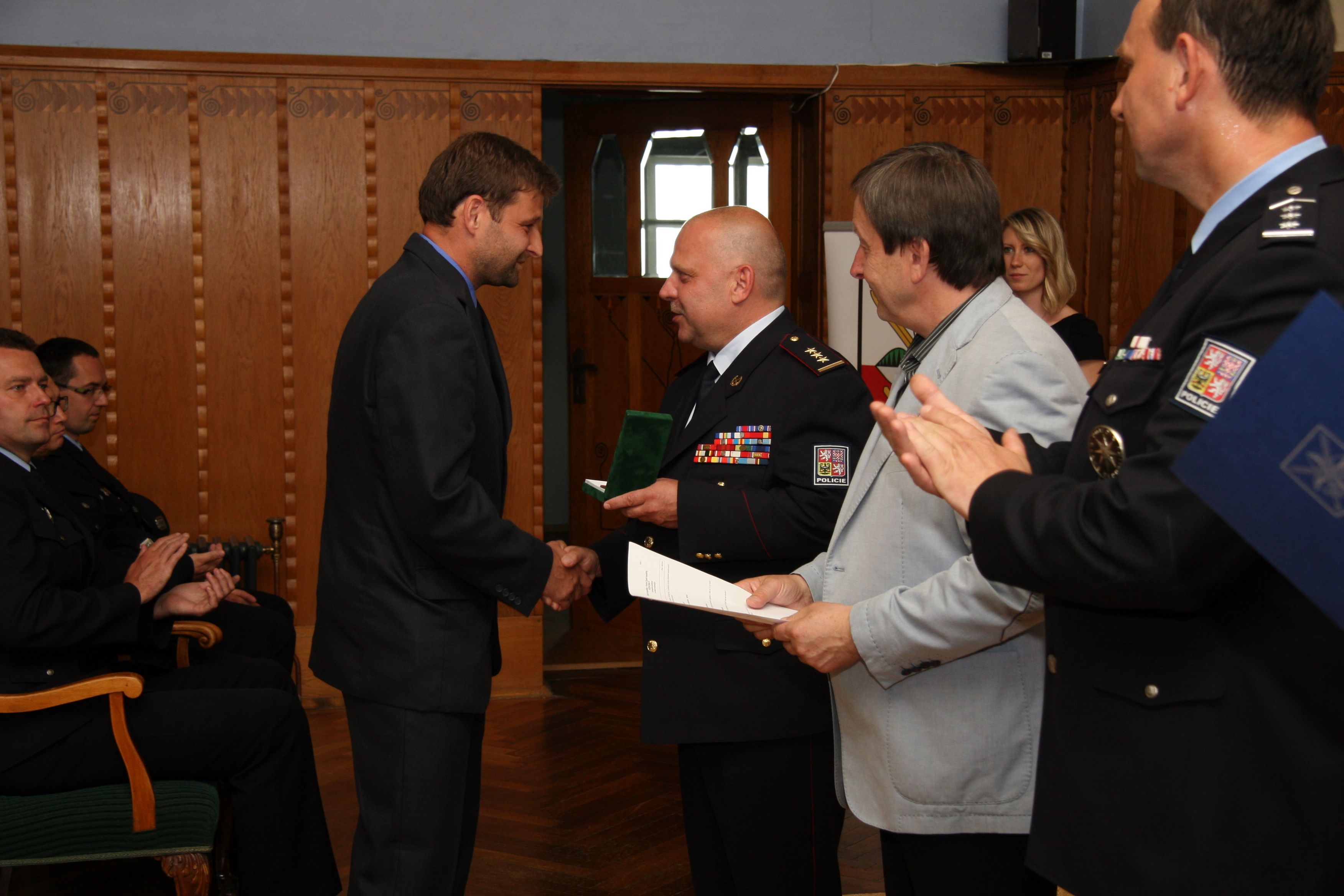 Policisté převzali medaile na Staré radnici v J.Hradci.JPG