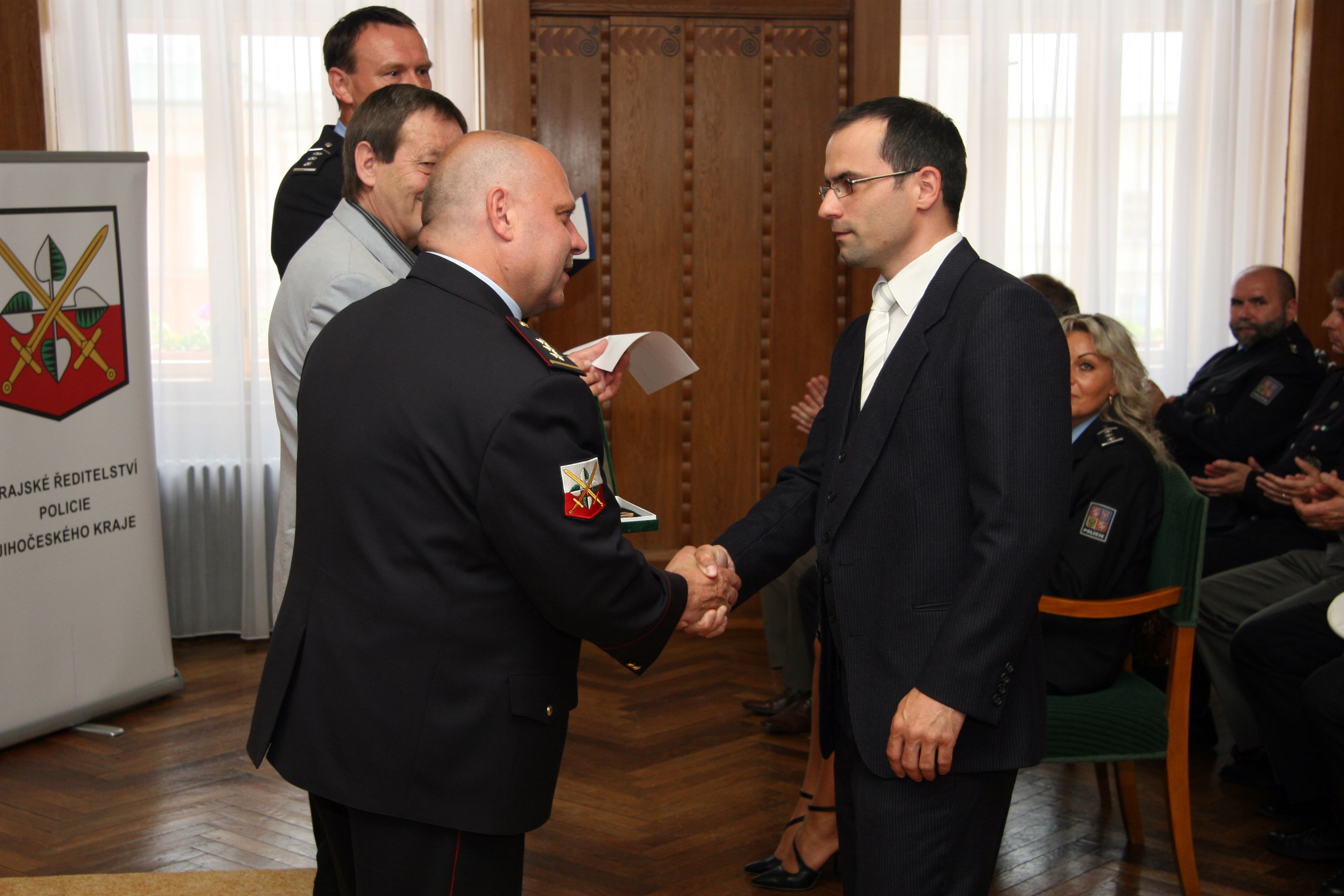 Policisté převzali medaile na Staré radnici v J.Hradci.JPG