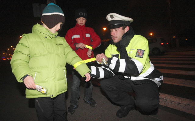 Policisté rozdávali reflexní prvky
