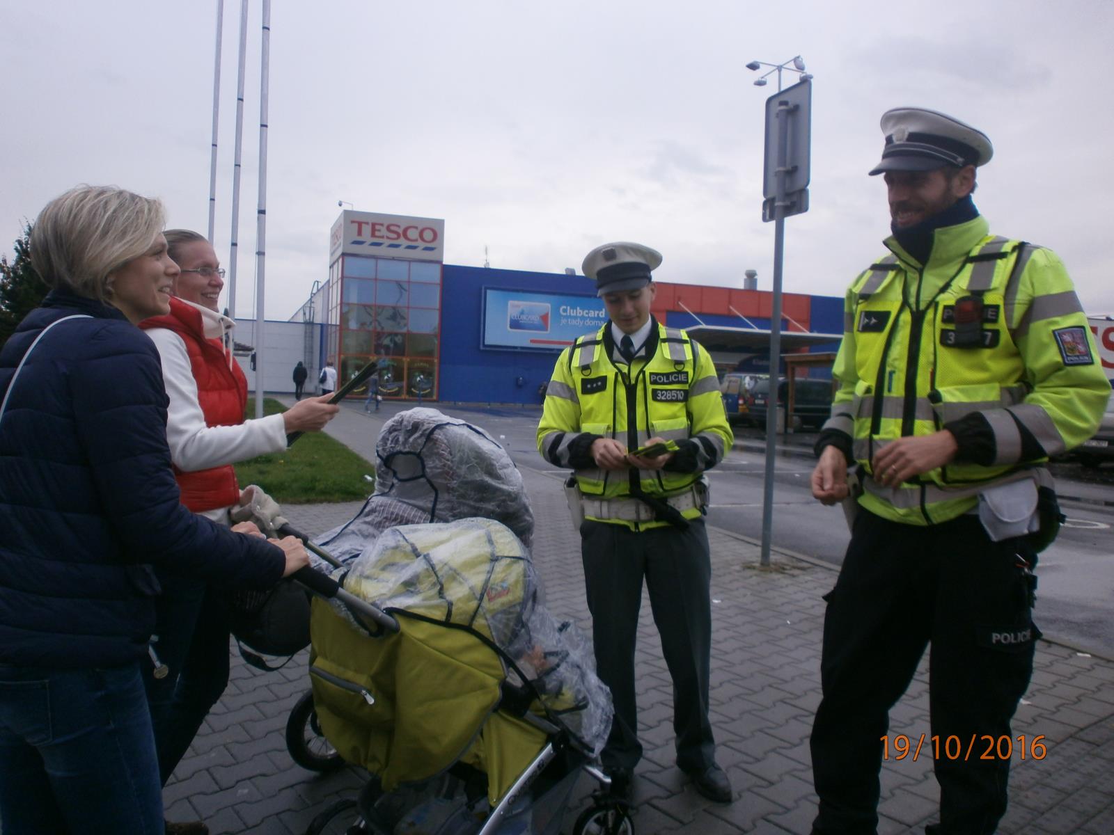Policisté rozdávali reflexní prvky